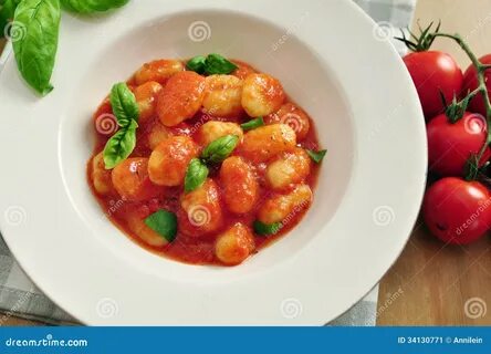 Самонаведите сделанный Gnocchi с томатным соусом и базиликом.