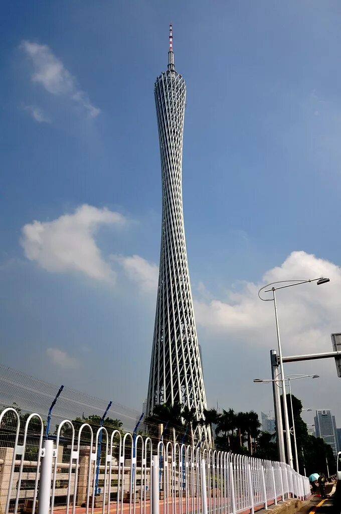 Какие бывают башни. Башня Шухова Гуанчжоу. Кантон Тауэр Гуанчжоу. Башня кантон Тауэр Гуанчжоу. Гиперболоидная башня в Гуанчжоу.