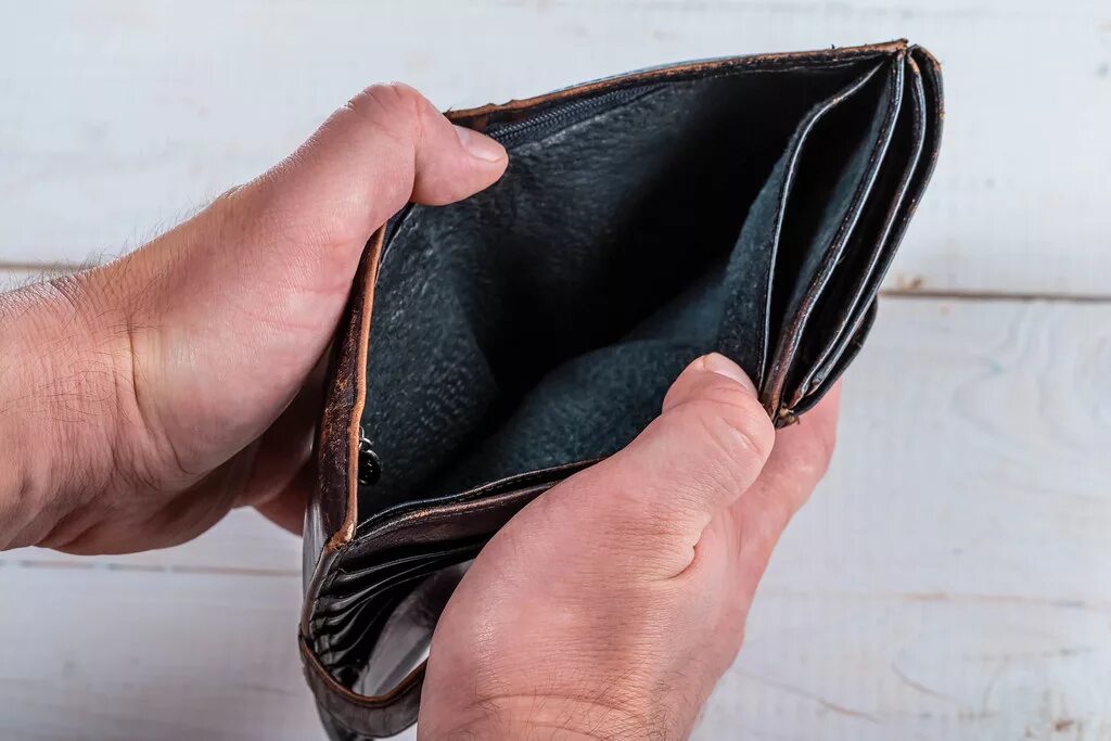 Мужчина с пустым кошельком. Пустой кошелек фото. Кошелек dagian коричневый. Подарить пустой кошелек. Коричневый кошелек в руках.
