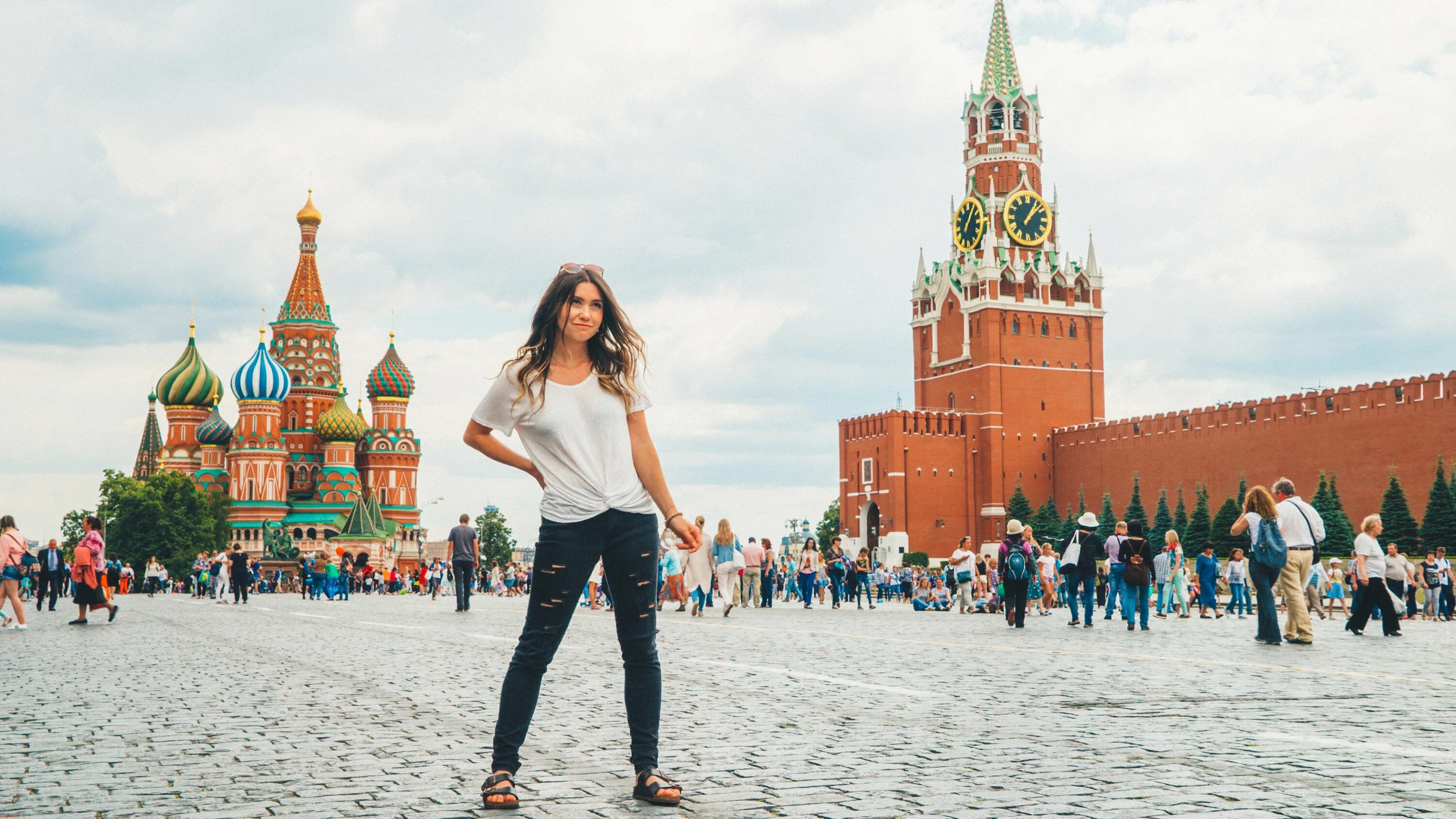 Москва где можно сделать. Люди на красной площади. Кремль люди. Фотосессия на красной площади. Девушки на фоне Кремля.