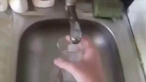 Налил воду в кипящее масло