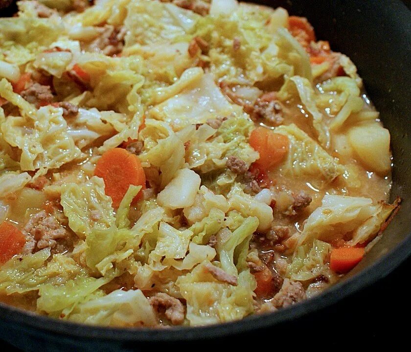 Приготовить рагу картошка капуста мясо. Рагу из капусты. Солянка не второе блюдо. Тушеные овощи с галушками. Солянка из капусты с мясом.