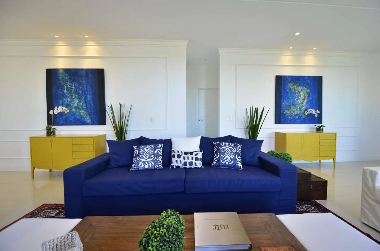 Синий диван. Гостиная с синим диваном. Светлая гостиная с синим диваном. Ярко синий диван в интерьере. Интерьер комнаты с синим диваном.
