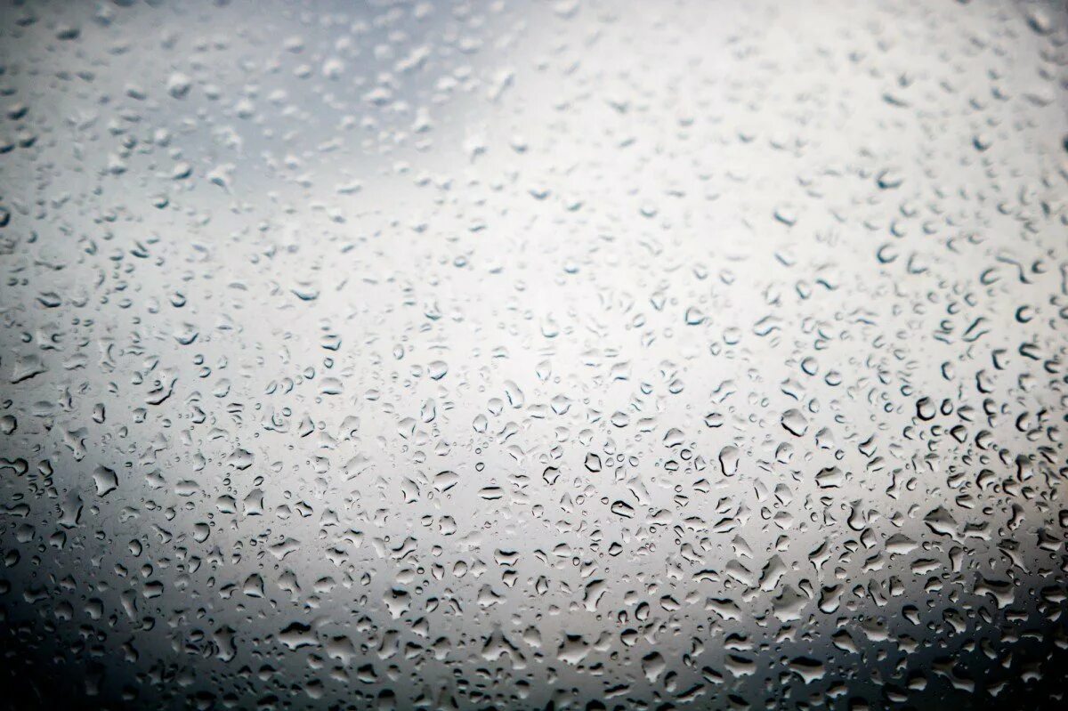 Запотевшее стекло дождь. Капли на стекле. Капли дождя на стекле. Капли воды на стекле. Мокрое стекло.