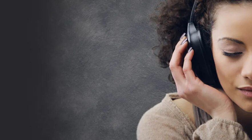 She listen to the radio. Слушание аудирование. Девушка слушает радио. Аудирование. Человек в наушниках.