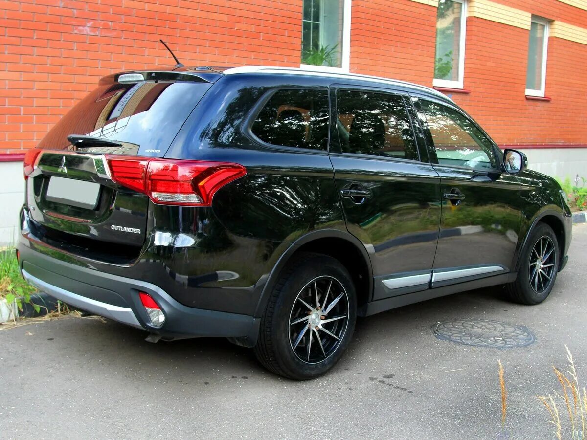 Митсубиси аутлендер 2 купить. Mitsubishi Outlander 2.0 CVT. Mitsubishi Outlander 2.0 CVT, 2015. 245 50 Outlander. Мицубиси Аутлендер авито.