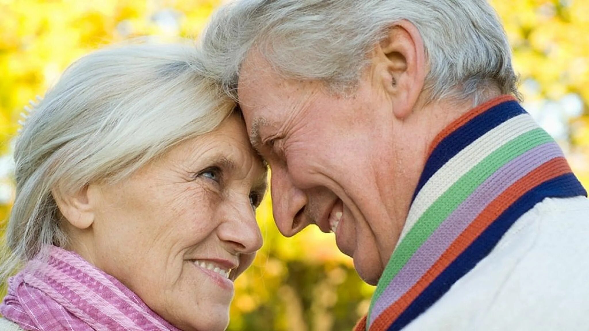 Пожилые люди. Поцелуй пожилых людей. Любовь людей в возрасте. Пожилые влюбленные пары. Девушка с пожилым русское