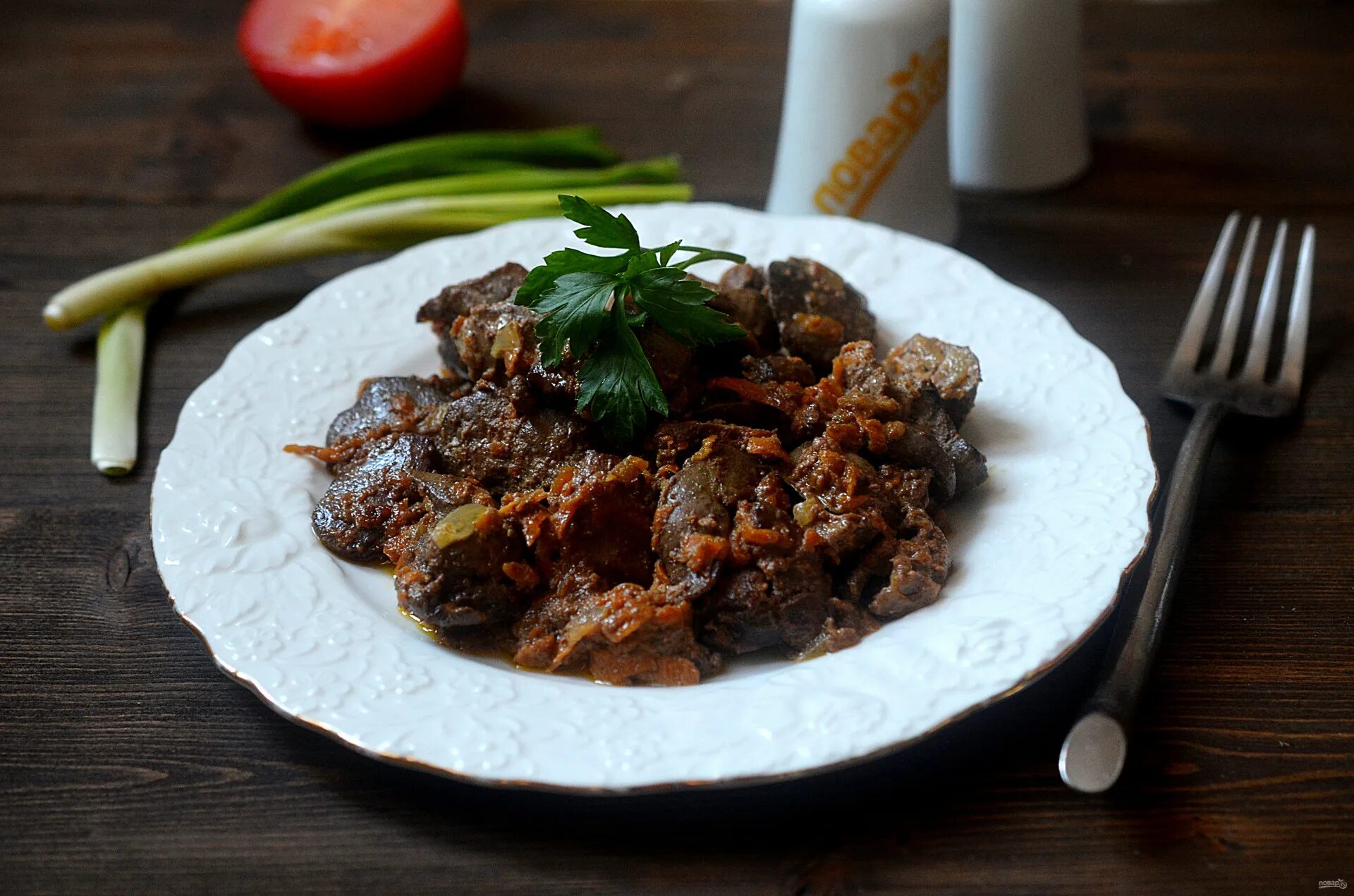 Тушеная куриная печень с луком и морковью. Тушёная печень с луком. Печень тушеная с овощами. Тушеная свиная печень с овощами. Печень говяжья тушеная.