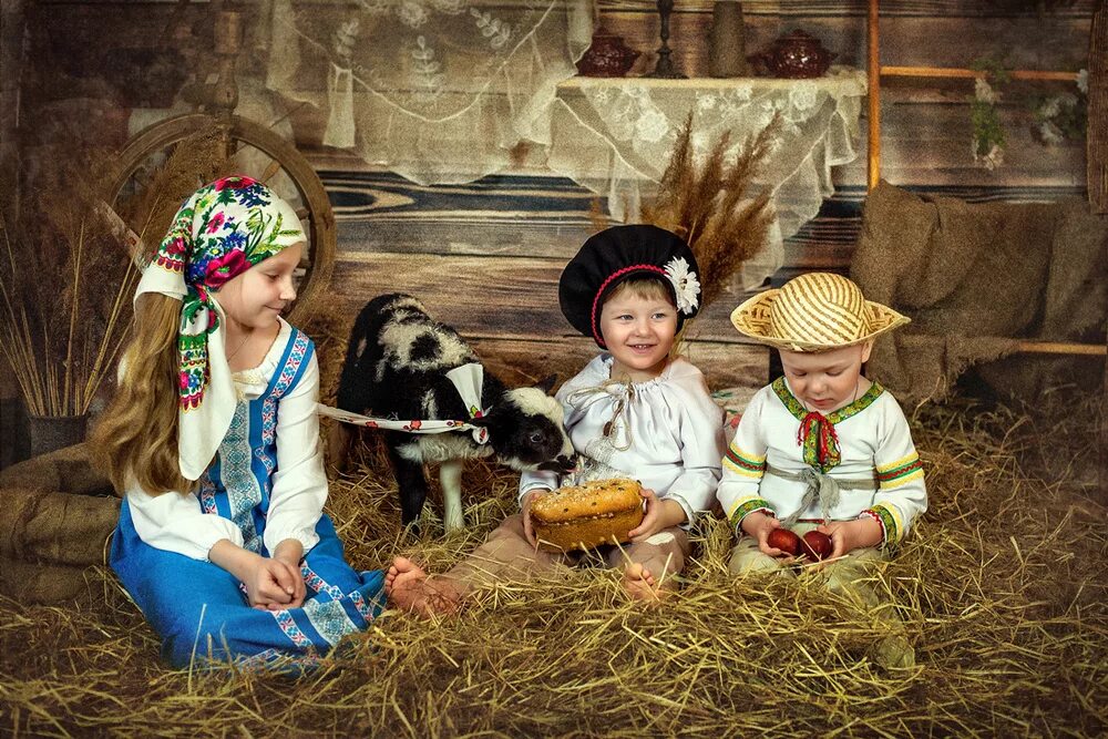 Отправили на лето в деревню. Сценки про деревню. фотосессия детей с счетами в деревне. рождение ребенка в деревне картинки. лето в деревне фото в деревенском стиле.