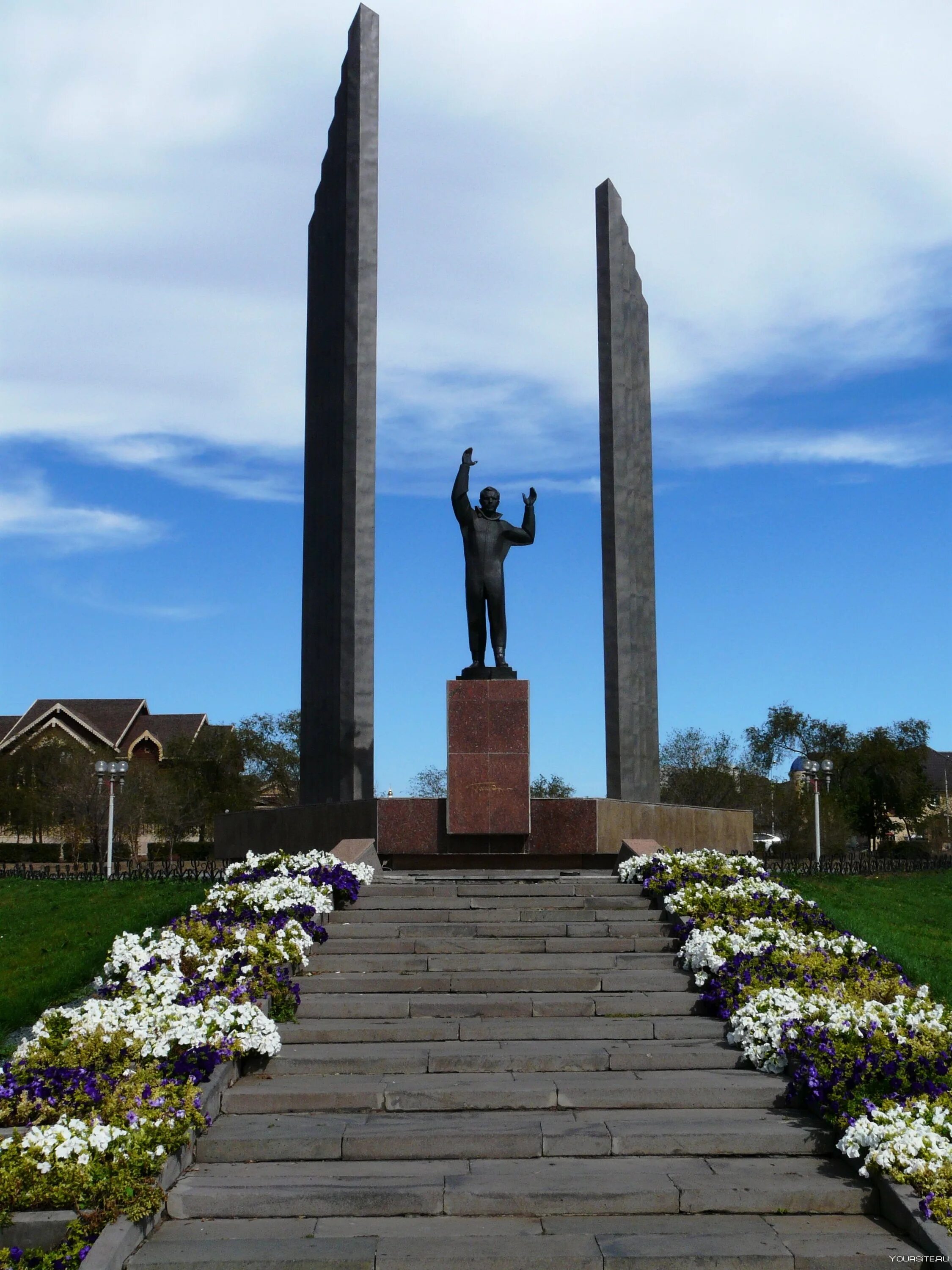 Памятник Гагарину в Оренбурге. Памятник ю а Гагарину Оренбург. Памятник Юрию Гагарину Оренбург достопримечательности Оренбурга. Памятник Юрию ГАГАРИНУВ ор. Чем известен оренбург