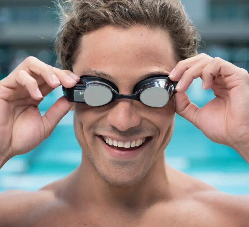 Солнцезащитные очки какие лучше выбрать. Очки для плавания form Swim Goggles. Умные очки для плавания form Smart Swim Goggles fsg2. Очки для плавания на человеке.