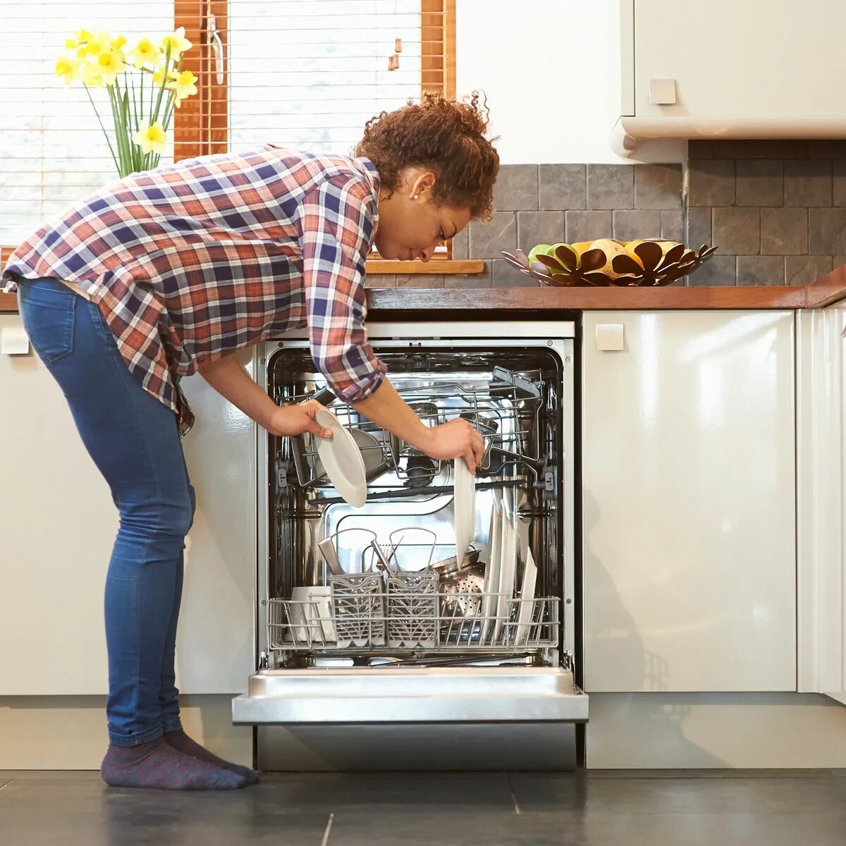 Питание посудомоечной машины машины. Для посудомоечных машин. Посуда в посудомойке. Загружать посудомойку. Посудомоечная машина на кухне.