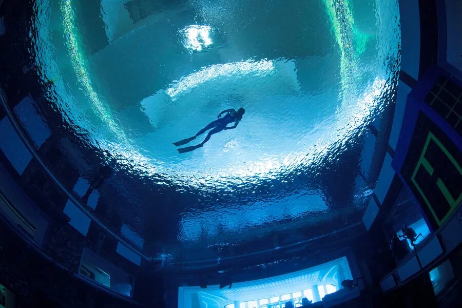 6 метров глубина. Бассейн Deep Dive Dubai. Бассейн для дайвинга Deep Dive Dubai. Бассейн в Дубае 60 метров. Самый глубокий бассейн в мире 60 метров.