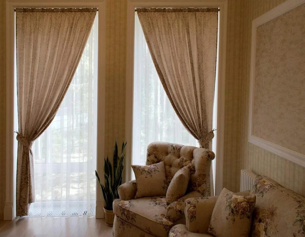 шторы в бежевую спальню. кремовые шторы в спальню. какие шторы под бежевые обои. шторы в бежевую спальню. шторы блэкаут амалия бирюза.