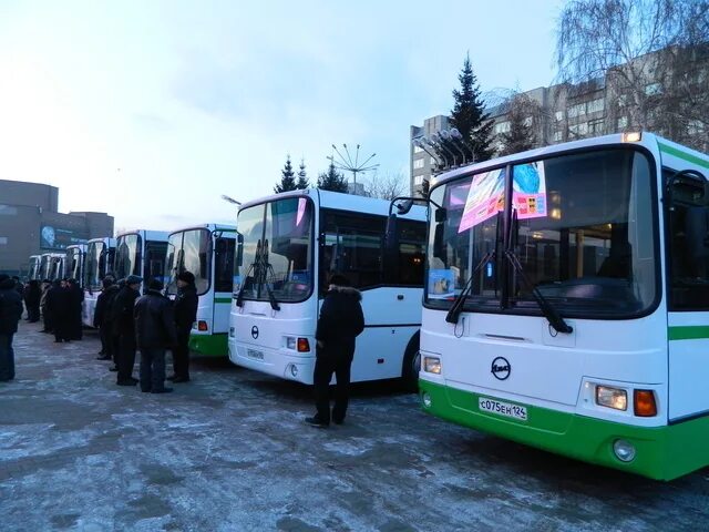 Новые автобусы в Красноярске. Автобус с рабочими. Автобусный парк Красноярск. Автобус Красноярск Шушенское.