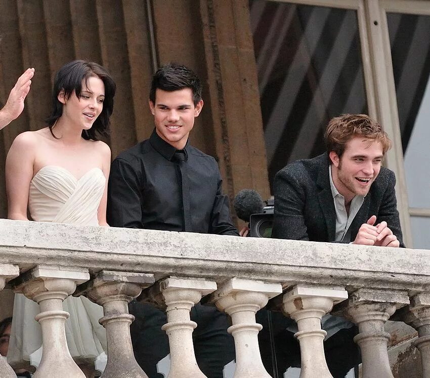 Вышла ли 3 глава. Хиро файнс-тиффин 2020. Фильм после глава 3. Фильм после 2 хардин и тесса. Сумерки 1 часть лапуш.