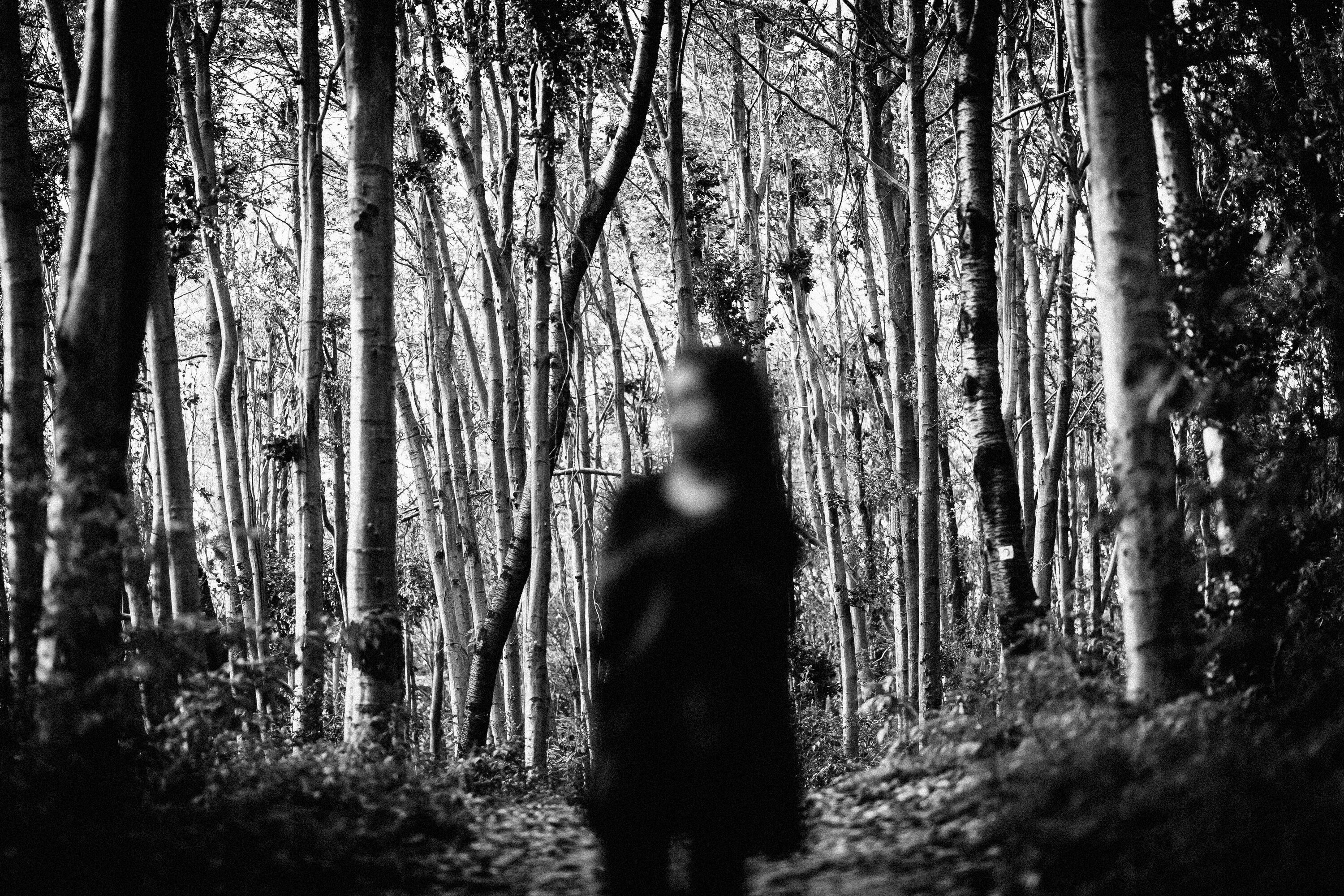 Страшный лес. Темный силуэт в лесу. Человек в мрачном лесу. Страшные люди в лесу