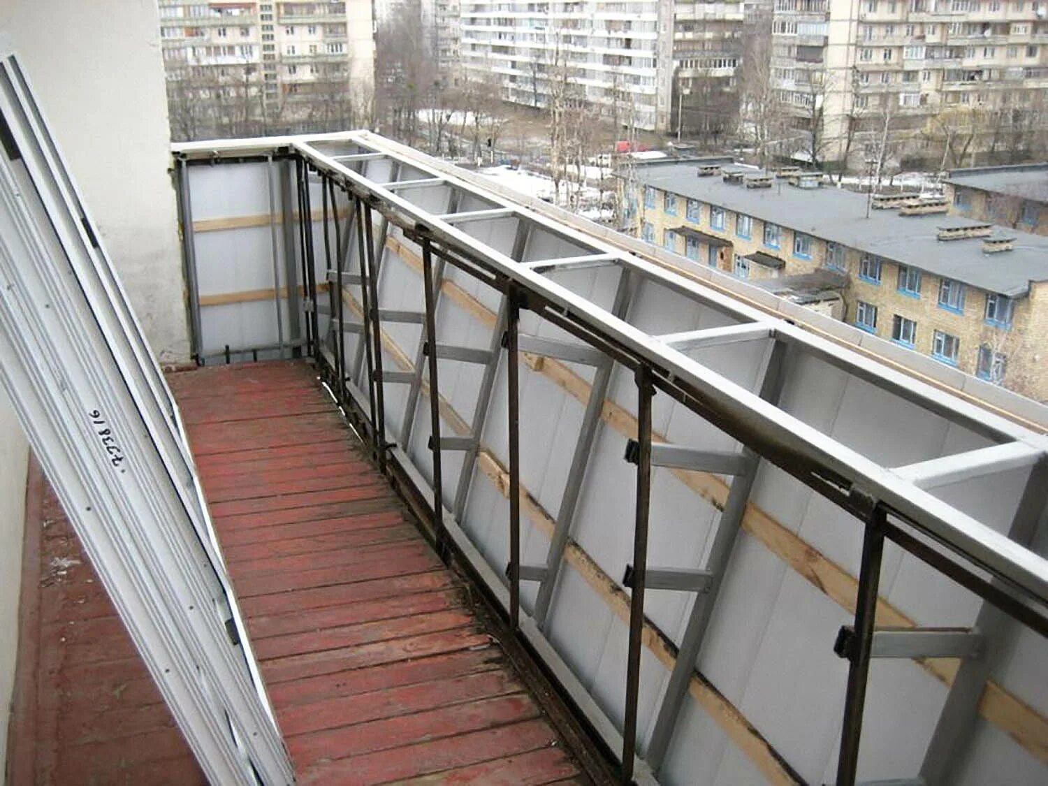 Хрущевка последний этаж. Балкон с выносом. Металлокаркас для балкона. Выносное остекление балкона. Остекление балкона каркас.