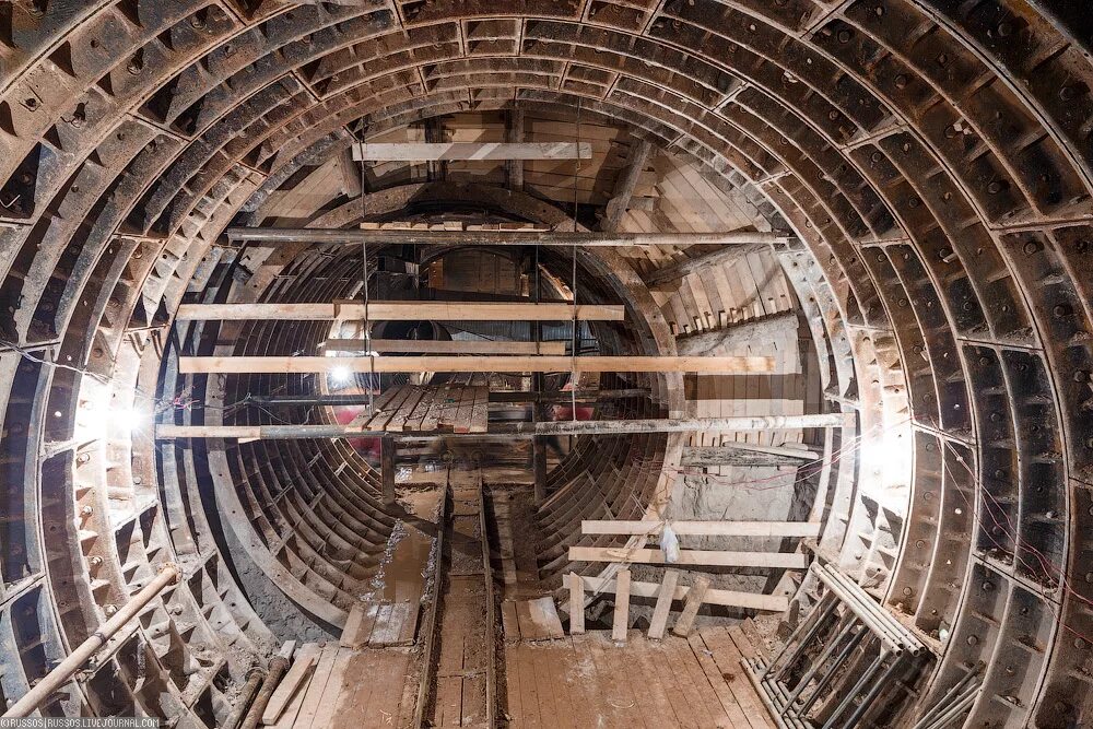 Нагнетание тюбингов. Тоннель 2001 проходка. Демонтаж раскосов распорной системы. Раскопки метро. Тюбинг тоннеля.