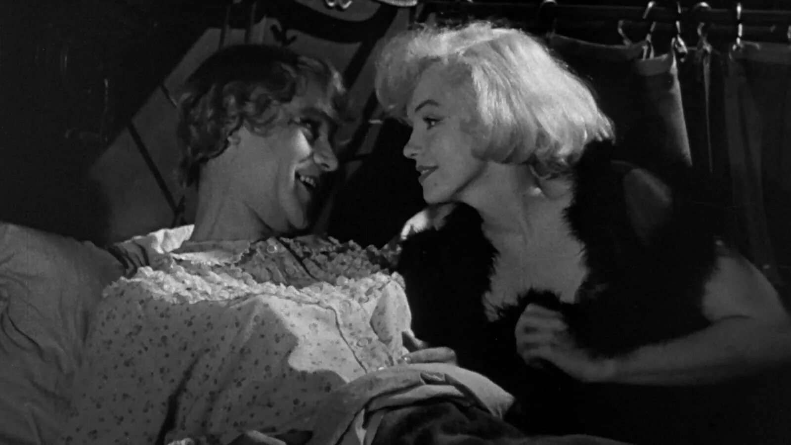 Feel some like. В джазе только девушки фильм 1959. Билли Уайлдер в джазе только девушки. Милашка Сью в джазе только девушки. В джазе только девушки some like it hot, 1959.