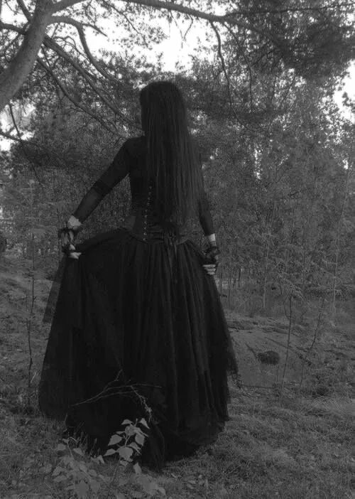 Девушка в длинном платье. Красивая ведьма. Девушка в черном платье. Ведьма с длинными волосами. Ведьма со сложным имиджем в 3