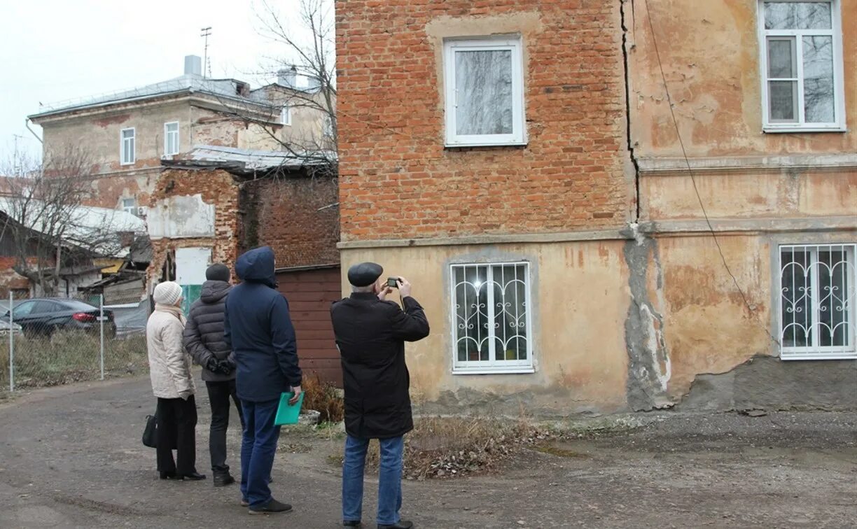 Трещина в доме. Аварийный дом Тула. Аварийные дома трещины. Тула щель.