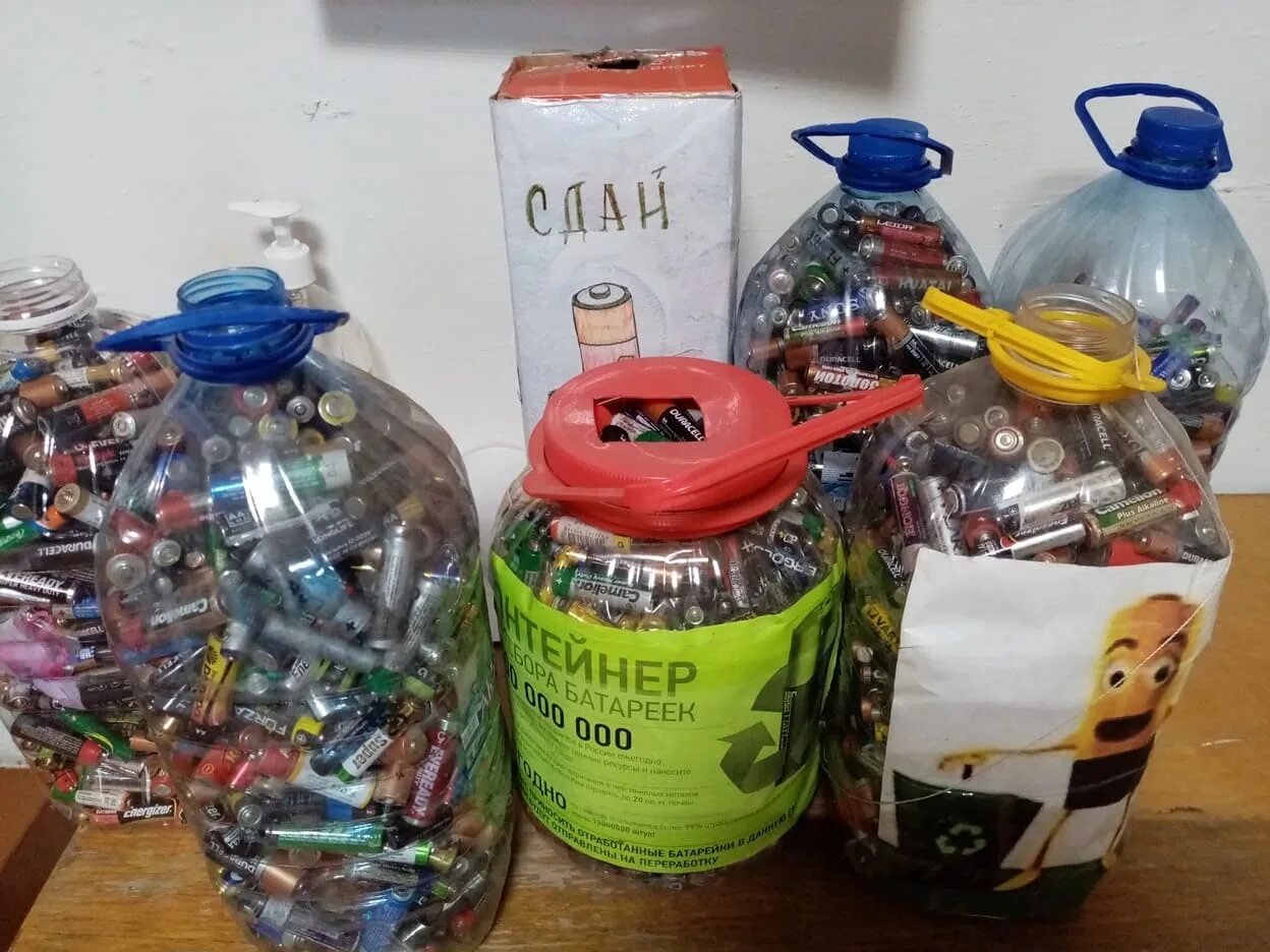 Свалка стиральных машин. Переработка мусора. Утилизация электроники. Рециклинг промышленных отходов. Автомобильные покрышки отходы.