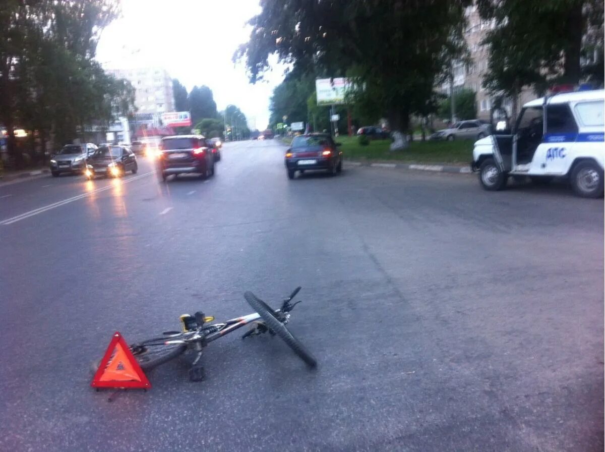 Велосипедист попал под колеса. Авария в Димитровграде сегодня на Автостроителей. Велосипедиста раздавили город Димитровград.