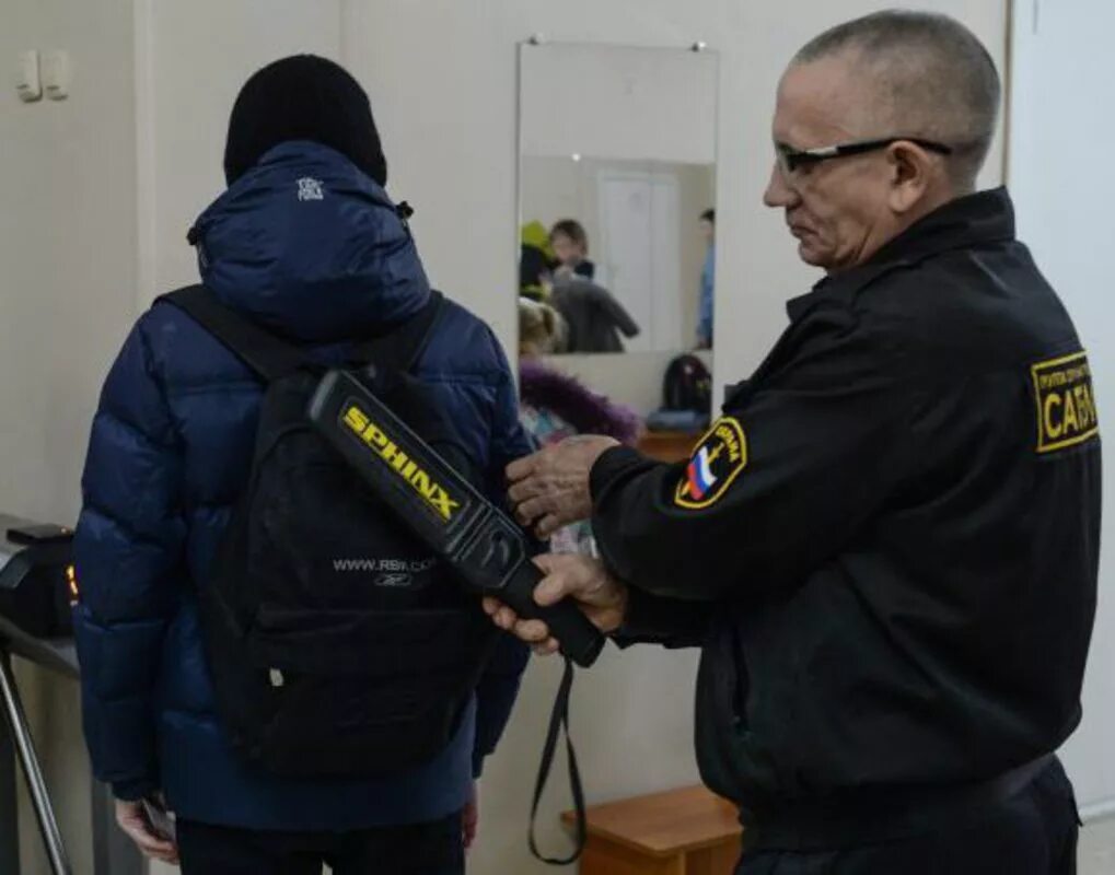 обязанности охранника. охранник досматривает. личный досмотр. досмотр личных вещей охраной. досмотр охранником.