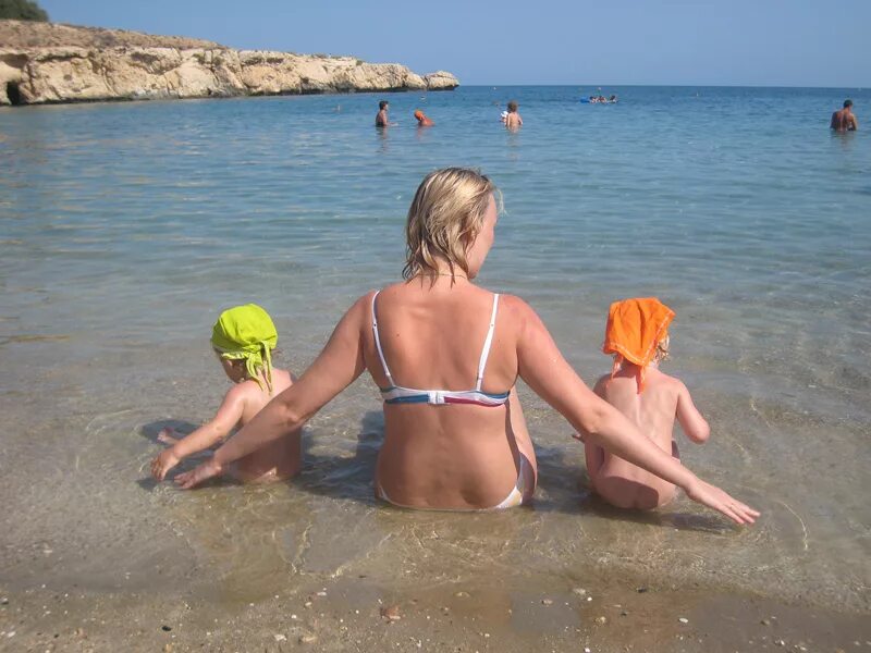 Счастливая семья с малышом на море. Жена на море с ребенком. Ребенок в семье. Семья на берегу океана. Отдыхающие в анапе.