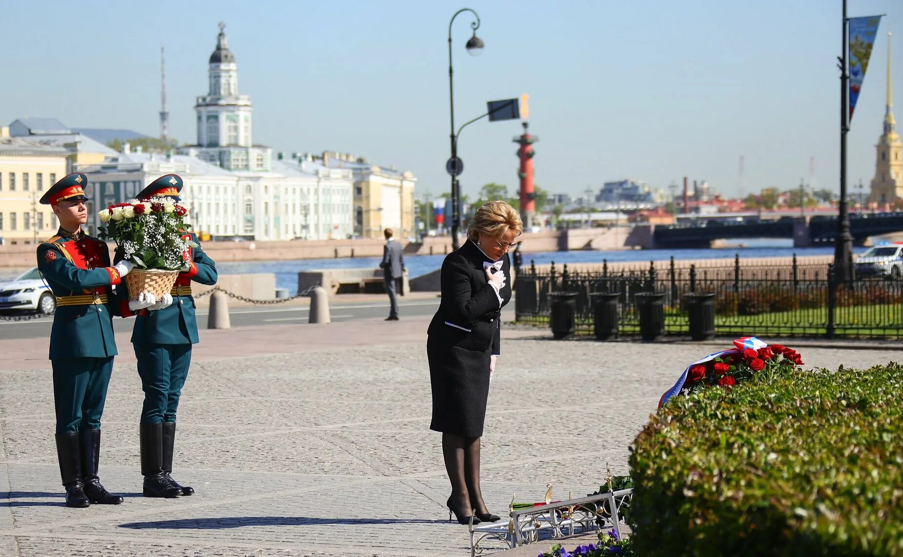 Какая сегодня санкт петербург. Матвиенко в Питере на возложении цветов. День города Санкт-Петербурга. Беглов возложение цветов к медному всаднику.