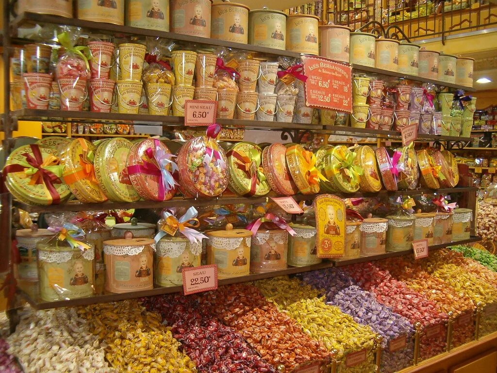 Интернет магазин сладостей доставкой. Магазин сладостей. кэнди шоп. candy shop магазин сладостей. желтые сладости в магазинах.