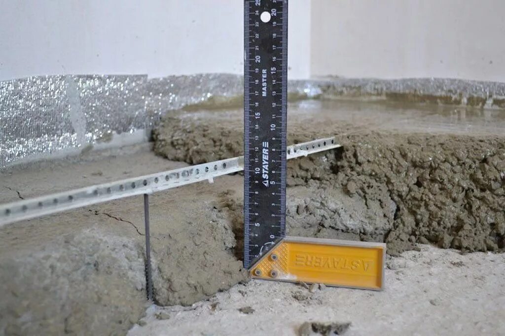 Маяки для стяжки пола. Маяк уровень для стяжки пола. Маяки для стяжки чернового пола. Выставляем маяки для стяжки пола по лазерному уровню. Маяк для стяжки пола 1см.