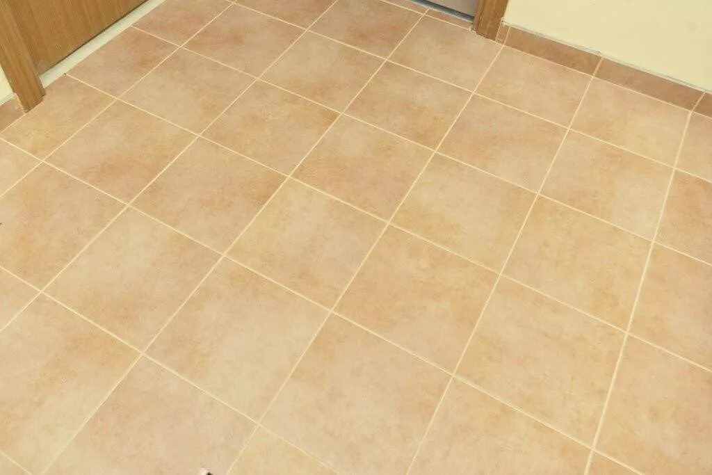 Затирка плитки на полу. Затирка для темной плитки. Замазка для пола. Затирка для плитки под дерево. Затирка для плитки на пол цвета.