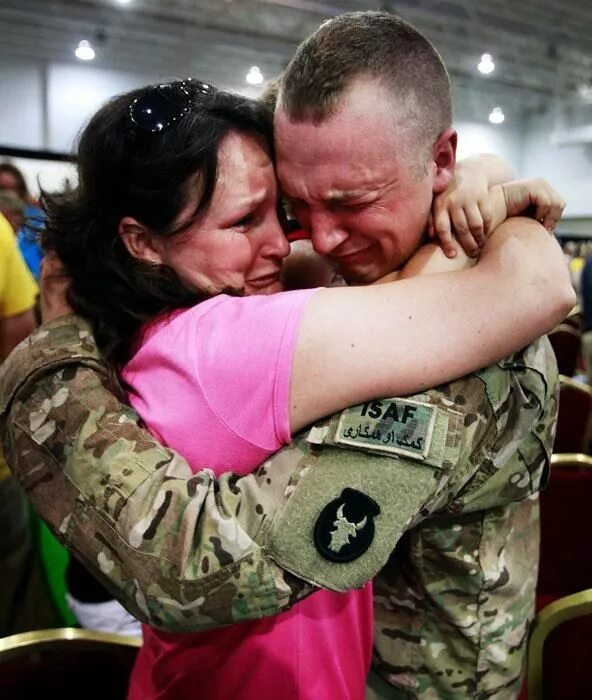 Солдат вернулся. Жена солдата. Солдат вернулся домой. Возвращение солдата домой.
