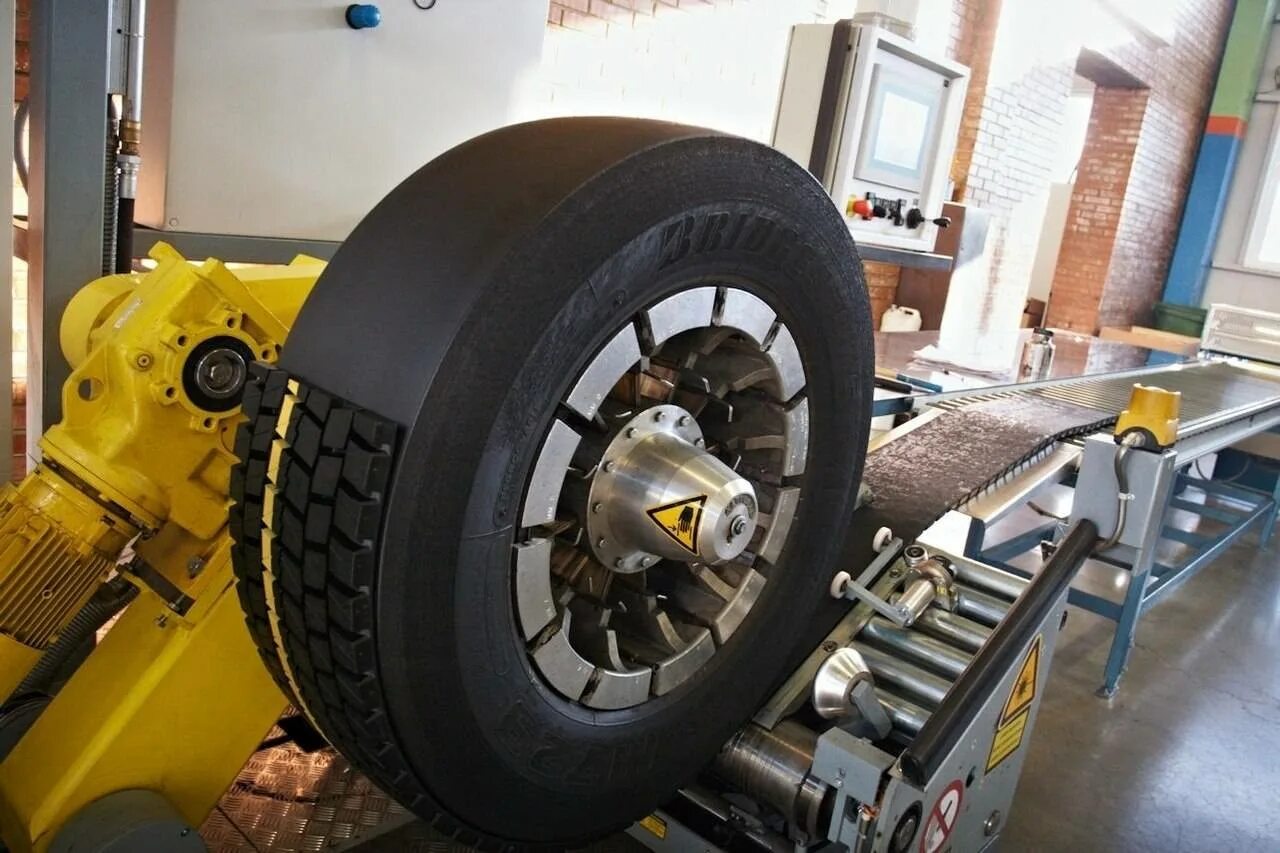 Холодная наварка грузовых шин. 1571631 машинка для нарезки протектора rillfit six. Наварка протектора грузовых шин. Спецшина л-163 нарезка протектора. Шины мишелин 22,5.