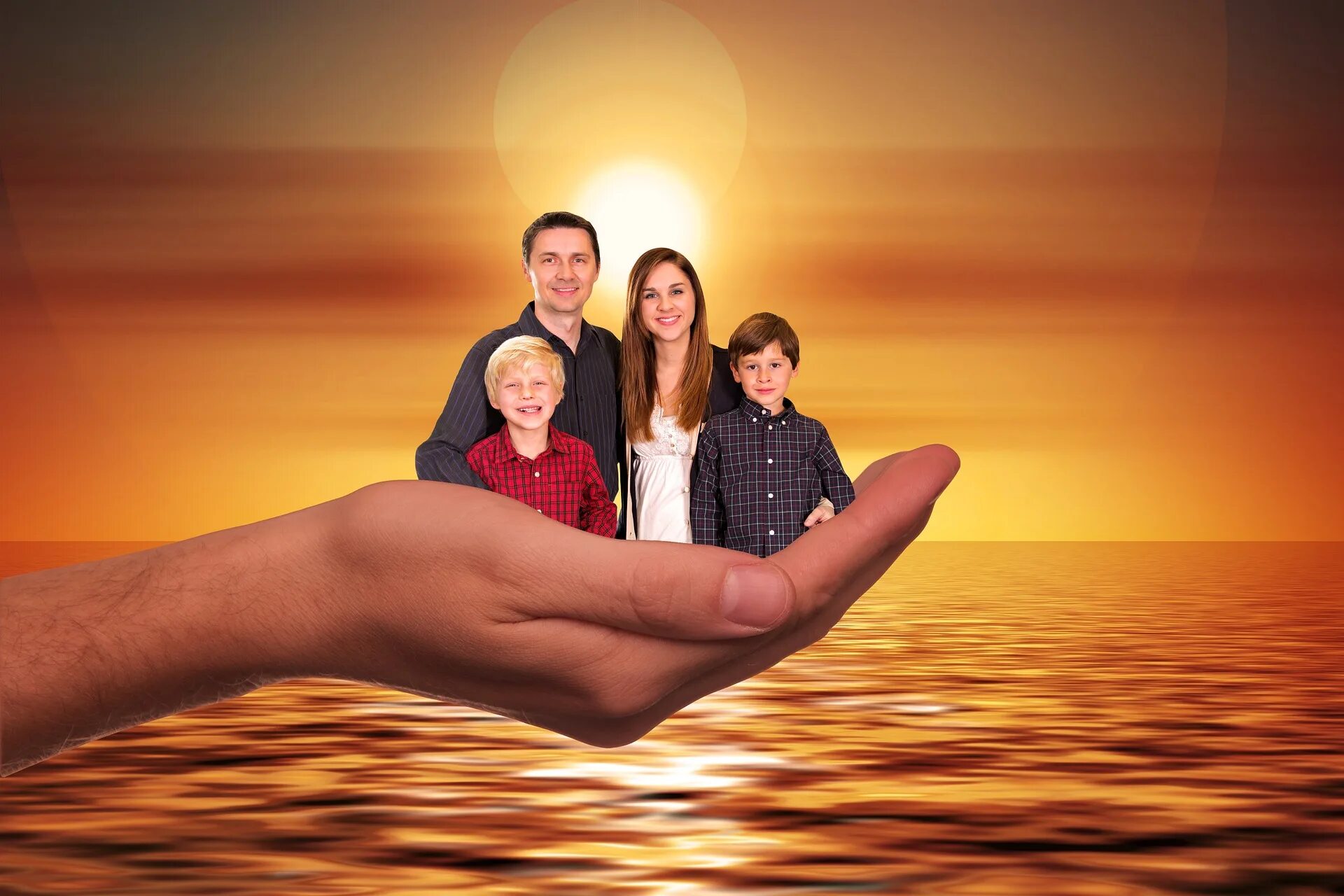 Природа человеческих отношений. Счастливая семья солнце. Семья на фоне солнца. Проект счастливая семья. Семья в лучах солнца.