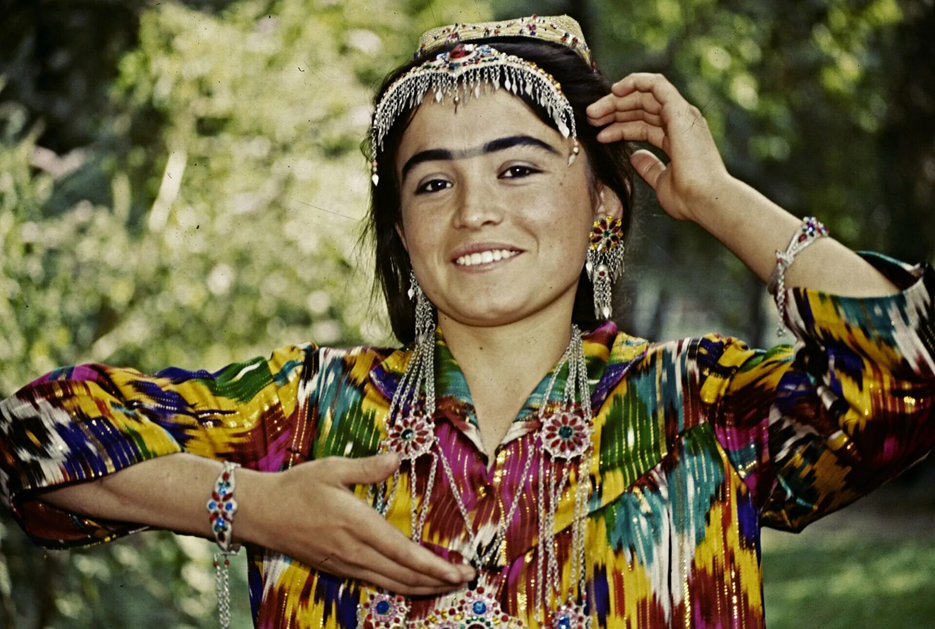 Полно таджикски. Нигина Рауфова. Таджикские женщины. Красивые таджички. Женское украшение таджичек.