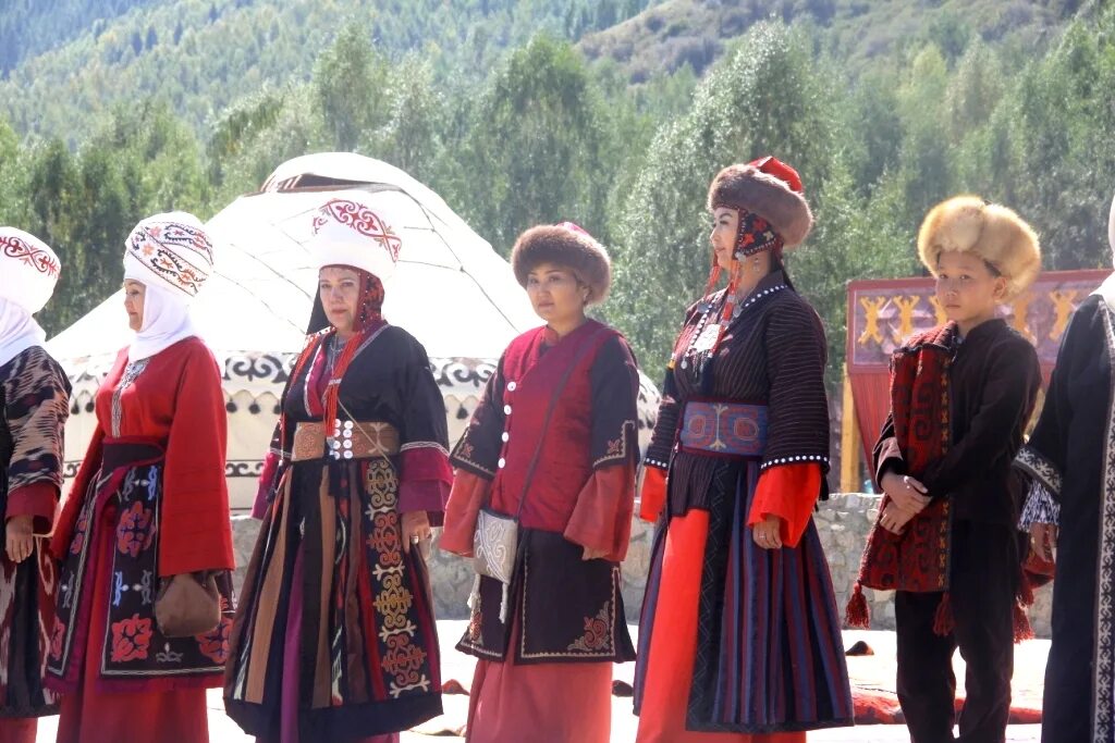 Национальная одежда кочевников. Казахская одежда кочевников. Одежда кочевников. Костюм кочевника. Наряд кочевника.