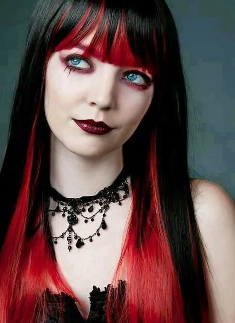 Фото волос черно красные. Сплит красный и черный каре. Красно черные волосы. Черно красные волосы. Чёрные волосы с красной челкой.