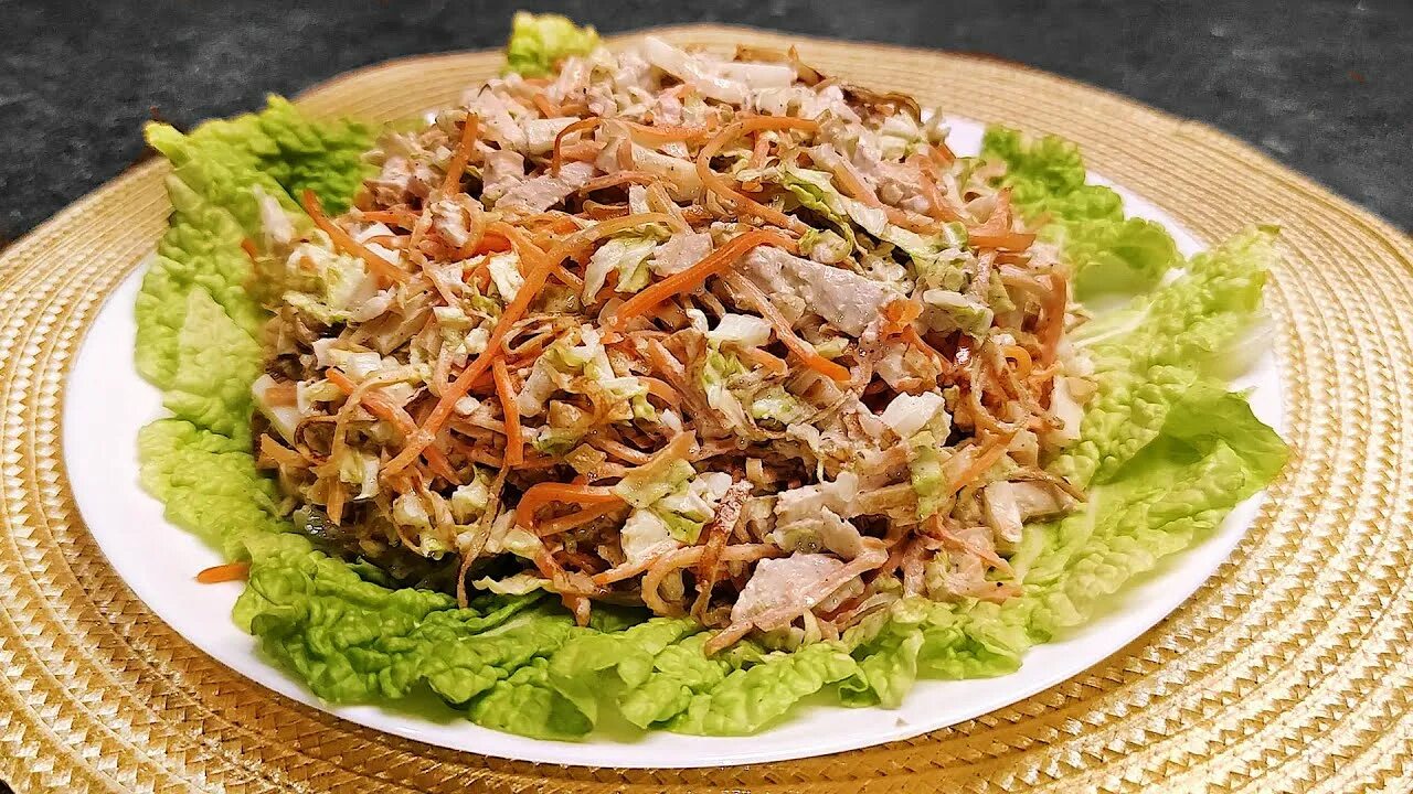 Салат с мясом и корейской морковкой. Салат с морковкой по-корейски и копченой курицей. Салат с морковкой и сухариками. Салат с омлетными блинчиками и курицей и корейской морковкой. Салат с корейкой.