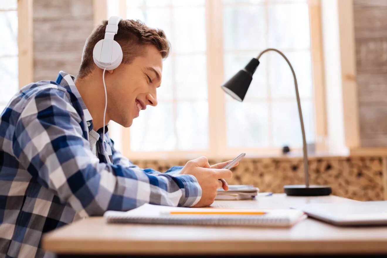 искать фото в интернете. уроки в наушниках. люди играющие в компьютерные игры. школьник с наушниками. аудиозапись парня.