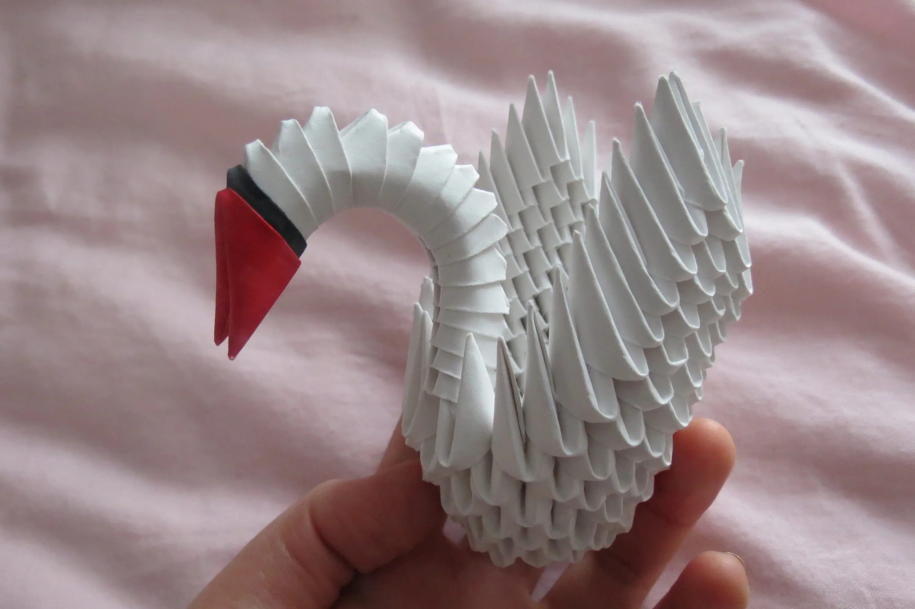 Сделать модуль своими руками. Модули для лебедя. Модульное оригами маленькое. Модули из бумаги лебедь. Маленький лебедь из модулей.