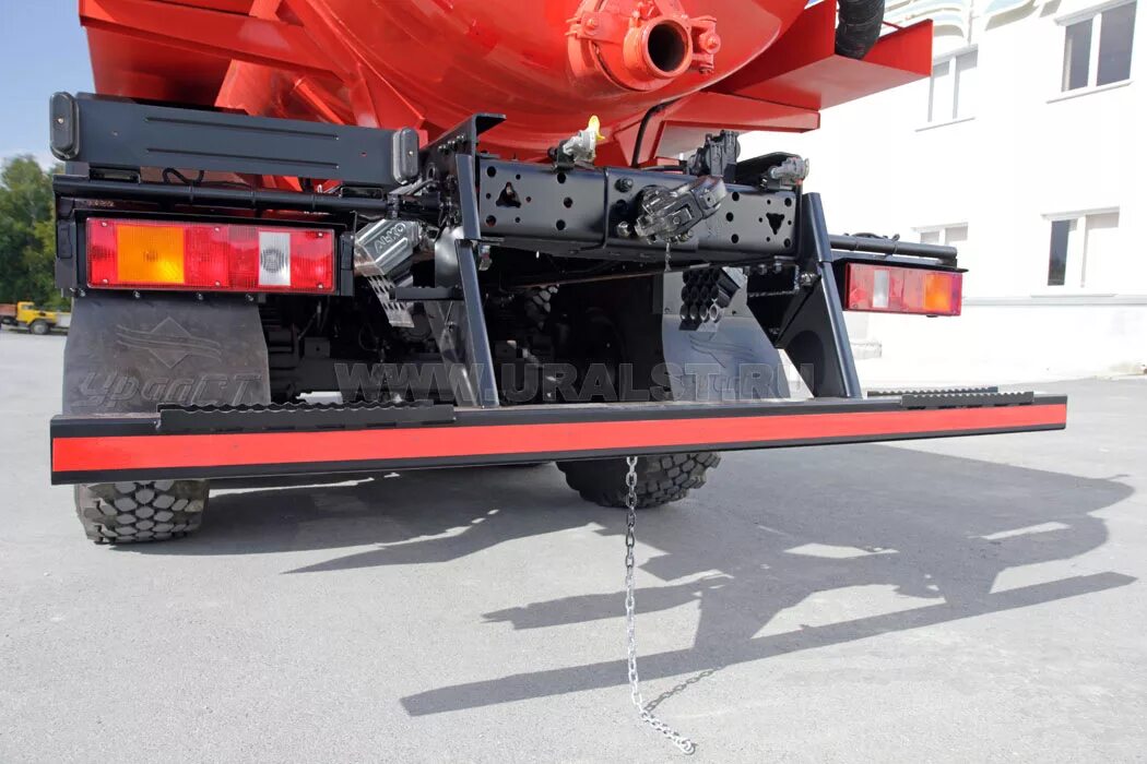 заземление автоцистерн при сливе нефтепродуктов. автоцистерна для перевозки бензина с цепью. цистерна нефтепродукт 5320. слив нефтепродуктов. камаз 5490 противоподкатный брус.