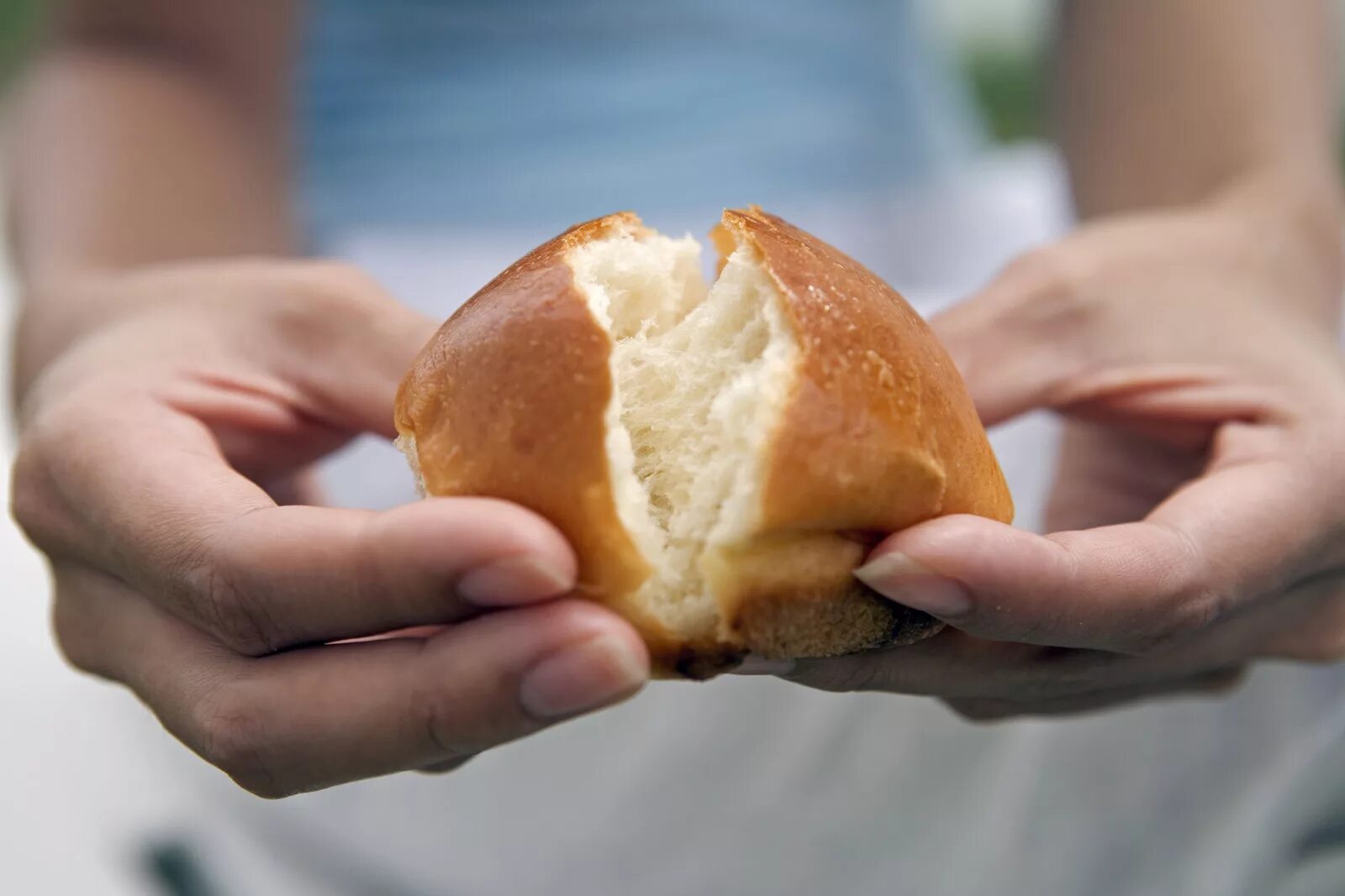 Отломить кусочек. Булочка в руке. Хлеб булочки. Пирожок в руке. Булка хлеба в руках.