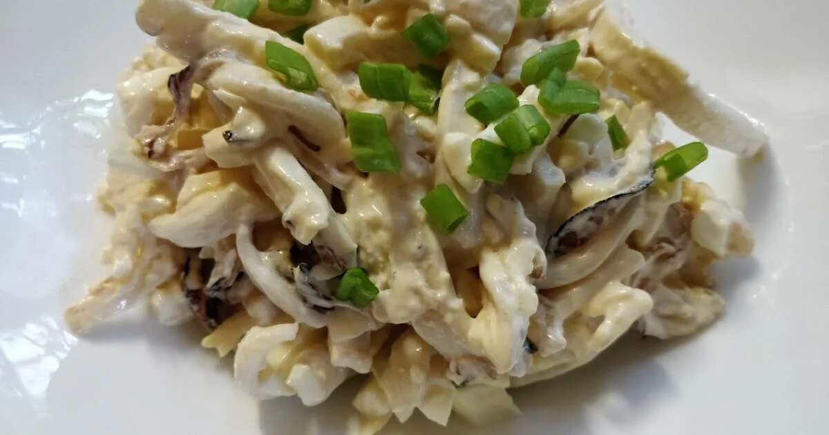 кальмары с яйцом и луком. салат с жареным кальмаром. салат с кальмарами и яйцом. салат летучий голландец с кальмарами. салат летучий голландец с кальмарами.