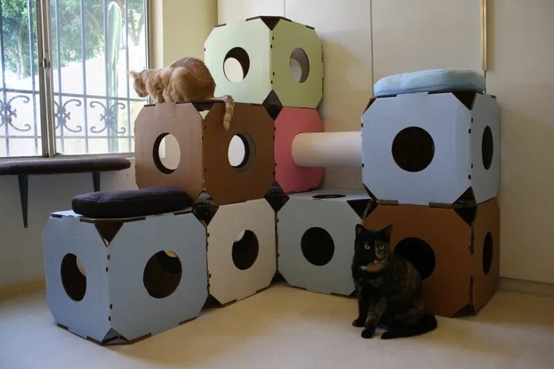 Домики для котов из коробок. Домик для кошки из коробок. Домик для кошки из картонной коробки. Дом для кошки из картона. Сделать кота из коробки