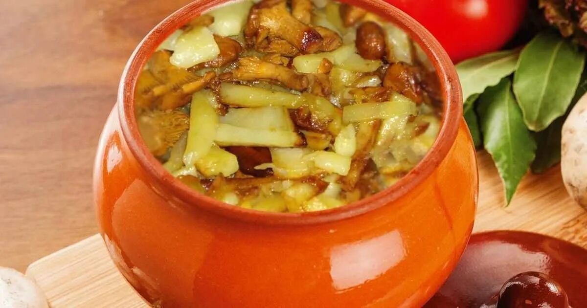 Лисички с картошкой в горшочках