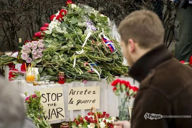 Посольство Китая цветы. Посольство Англии в Москве цветы. Посольство Франции в Белграде. Цветы у посольства в Киеве. Где можно возложить цветы в спб