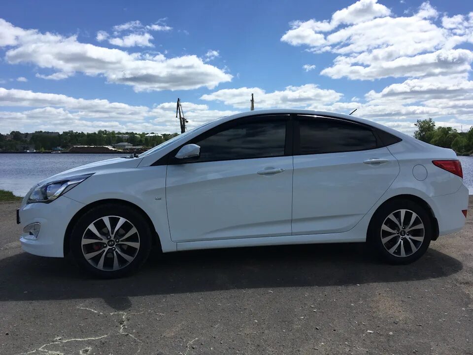 Диски на хендай солярис 2015. Hyundai solaris ii 2015. hyundai solaris r15. hyundai solaris 2015 на литье. hyundai solaris литые диски 2014 белый.